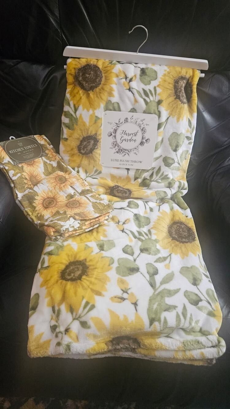 Sunflower blanket and towel bundle! Sunflower throw blanket 2 kitchen towels NWT